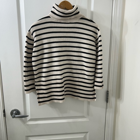 LOFT Striped Turtleneck Sweater
Black/Cream Stripe
100% Cotton
size S - Picture 2 of 7